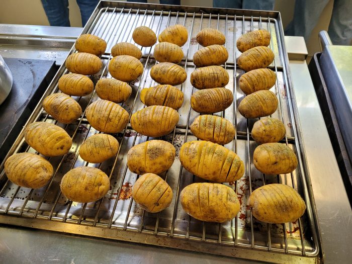 Hier sind die Hasselback-Kartoffeln im noch rohen Zustand zu sehen.